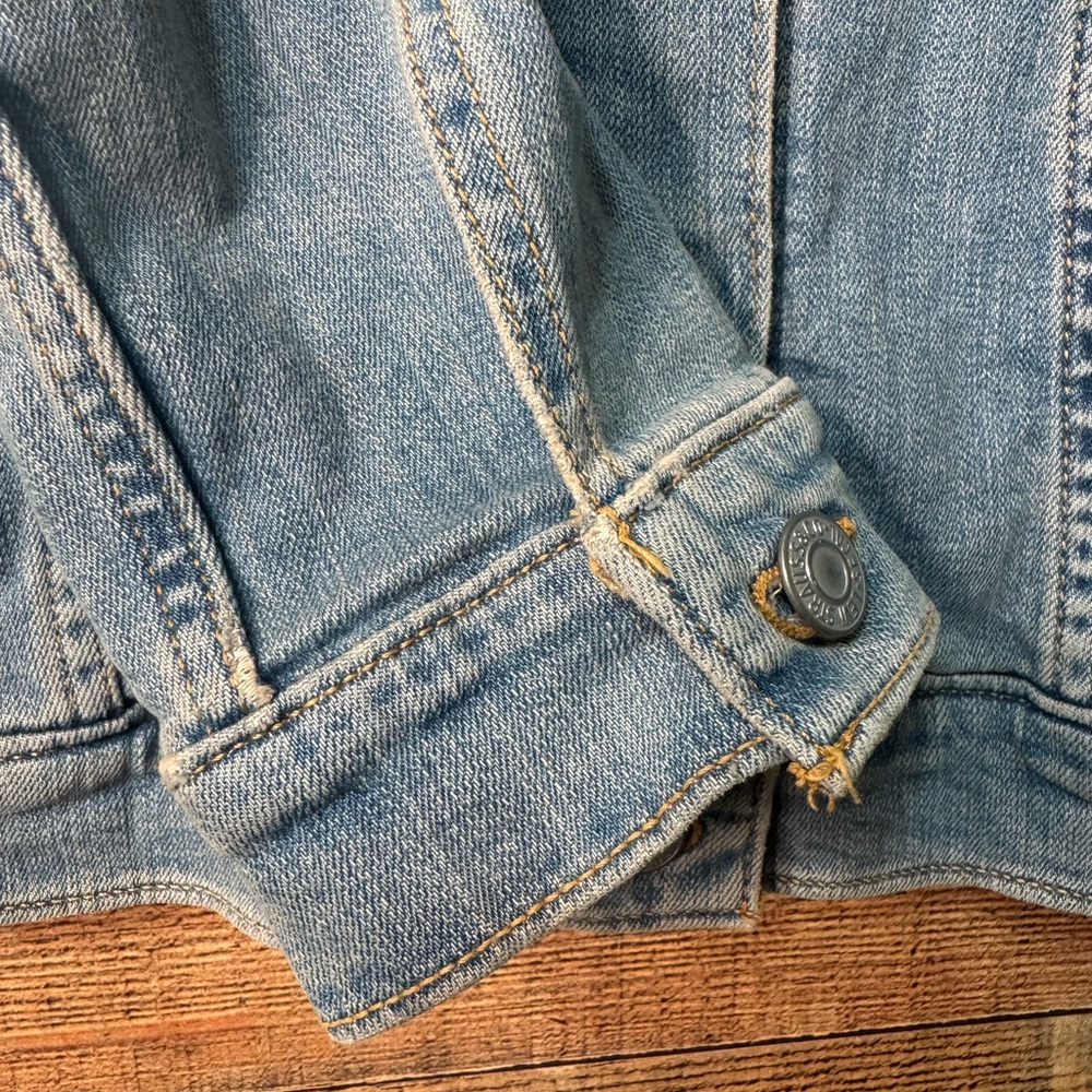 Levi's Jacket Womens XL Trucker Denim Jean Button Pockets Light Wash EUC - Picture 4 of 10